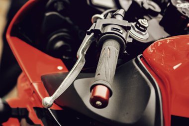 Bir motosiklet üzerinde bir fren kolu.