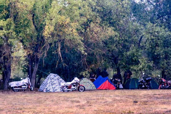 雨の中キャンプ バイク — ストック写真