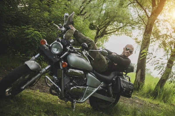 Ein Mann Liegt Auf Einem Retro Motorrad Vor Dem Hintergrund — Stockfoto