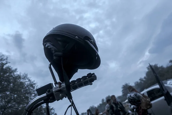 Motorrad Retro Helm Auf Dem Himmel Hintergrund — Stockfoto