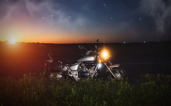 Motorrad Nachts Feld — Stockfoto