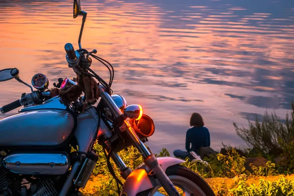 老复古摩托车在河在日落背景 — 图库照片