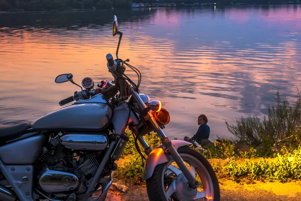 Ancienne Moto Rétro Bord Rivière Sur Fond Coucher Soleil — Photo