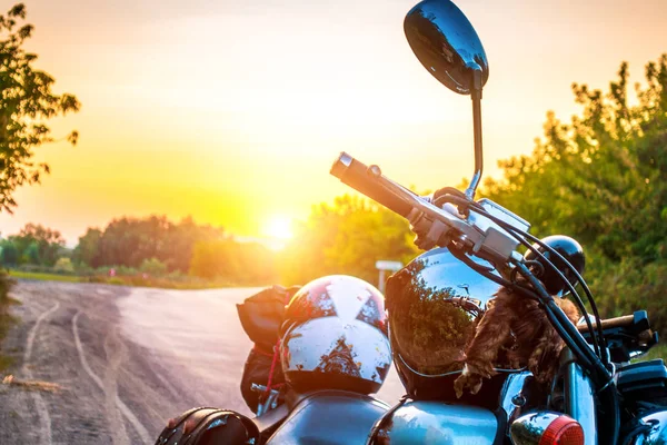 Helm Auf Dem Motorrad Unterwegs — Stockfoto