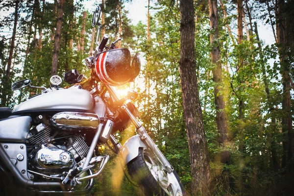 Casco Timón Una Motocicleta Contra Bosque — Foto de Stock