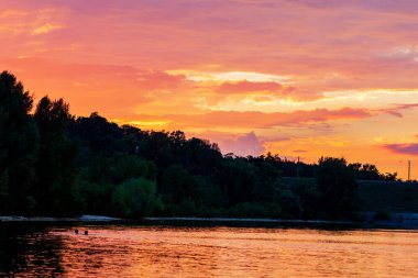 Üzerinde nehir tarafından sky parlak renkli günbatımı