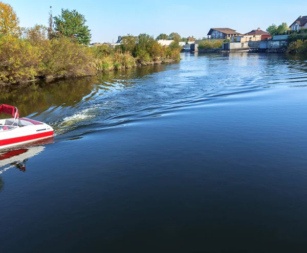 モーター ボートが川沿いに浮かぶ — ストック写真