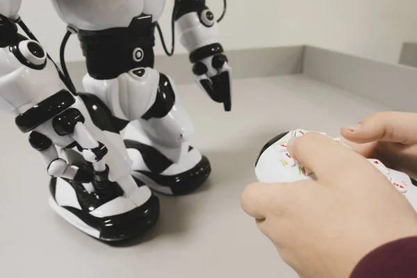 Niño Controla Robot —  Fotos de Stock