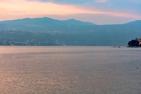 Hermoso paisaje natural del lago de montaña.Italia. Arona — Foto de Stock