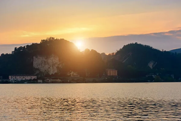 イタリア、アローナ、湖から市内の夕景。夕暮れ時の街のシルエット。調子を整える — ストック写真