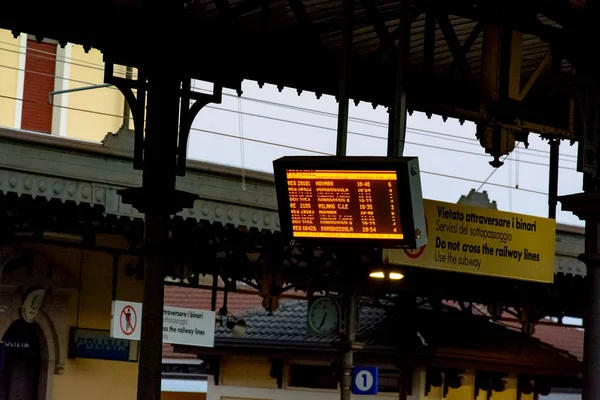 Tablero de información en la estación de tren en Italia — Foto de Stock