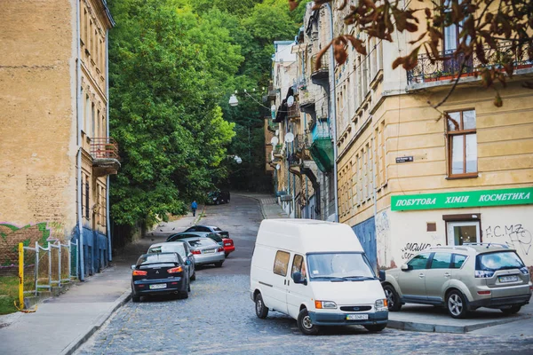 Lviv, Ucrânia - 30 de setembro de 2016: Carros estacionados na rua estreita de Lviv — Fotografia de Stock