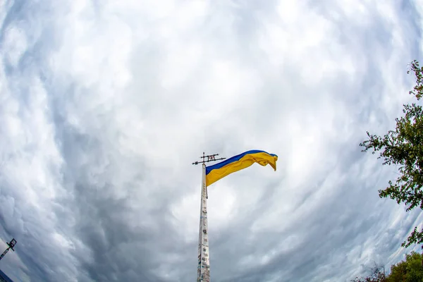 Vlag van Oekraïne tegen de lucht. — Stockfoto