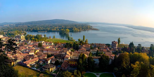 Panoramisch uitzicht over de stad van bovenaf met zicht op het meer en de bergen. Italië. Angera — Stockfoto