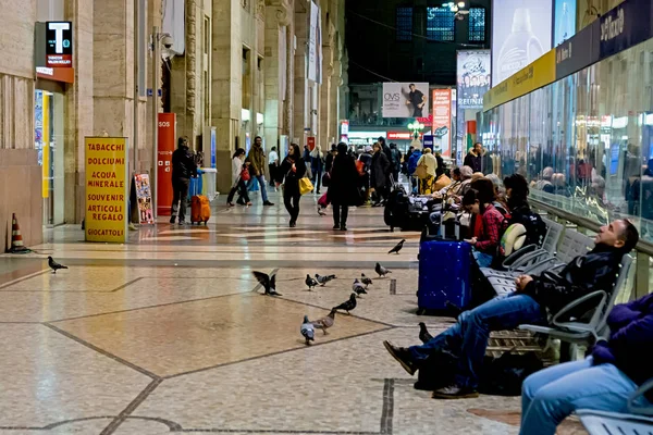 Milaan, Italië-19 oktober, 2015: Milaan centraal station. Milaan centraal station in het Italiaans, Stazione Centrale di Milano of Milano Centrale is een van de belangrijkste Europese treinstations. Avond — Stockfoto