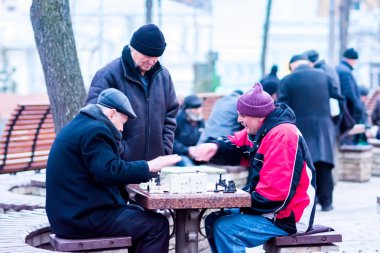 Kiev, Ukrayna - 04 Mart 2017:Erkekler parkta satranç oynuyor