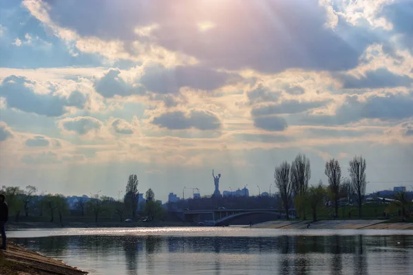 Szülőföld szobra Kijevben karddal és pajzzsal. Kilátás a Rusanovskaya Embankment. — Stock Fotó