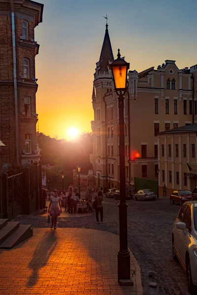 Kijev, Ukrajna-szeptember, 08, 2016: Sunset között a régi épületek Andriyivsky származású Kijevben. — Stock Fotó