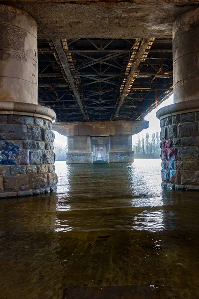 Bridge across the Dnieper in Kiev. View under the bridge — Stock Photo, Image