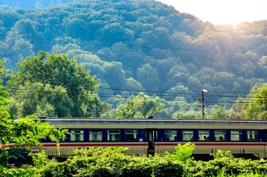Dağlar arasında yolcu treni