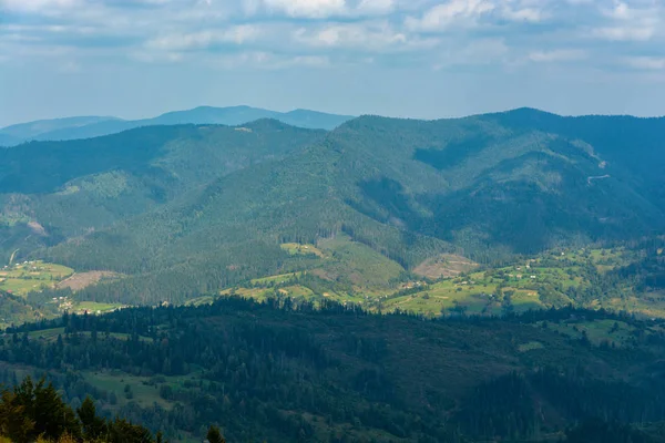 Panorama gór pokrytych zielonymi lasami — Zdjęcie stockowe