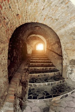 Taş basamaklar öne çıkıyor. Palanok Kalesi'ndeki kale - Mukacheve'deki en eski Ukrayna kalelerinden biri. Tonlama