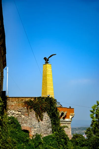 Mukacheve, Ukrayna -16 Eylül 2016:Palanok antik kalesi, Mukacheve bir kaide üzerinde bir kartal heykeli — Stok fotoğraf