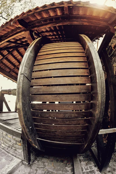 Large wooden wheel. Old well in the castle of Palanok, Mukacheve Ukraine — Stock Photo, Image