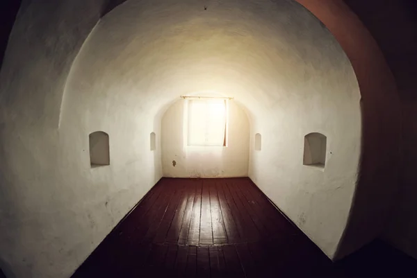 An ancient room in the fortress with a window.Palanok Castle - one of the oldest Ukrainian fortresses in Mukacheve — Stock Photo, Image