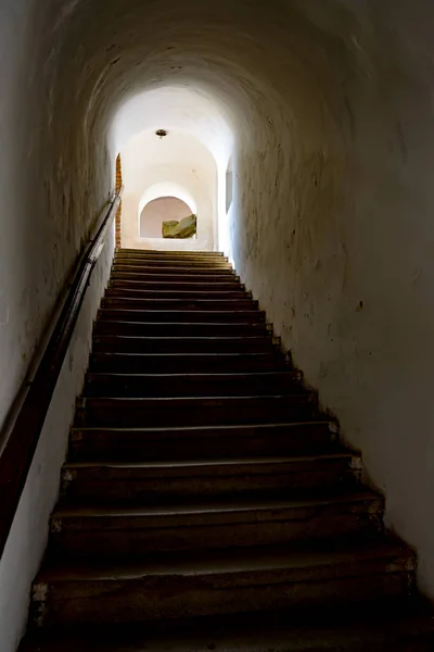 Des marches en pierre qui mènent. La forteresse du château de Palanok, l'une des plus anciennes forteresses ukrainiennes de Mukacheve. Tonique — Photo