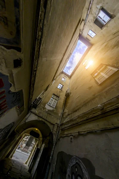 Four old closed walls of the house. Bottom view — Stock Photo, Image