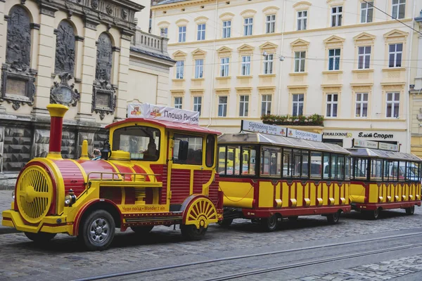 Lviv, Ukraina - 30 September 2016: Turisttåg för stadsrundturer — Stockfoto