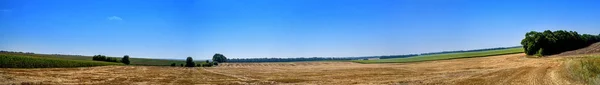 Panorama van een geploegd veld — Stockfoto