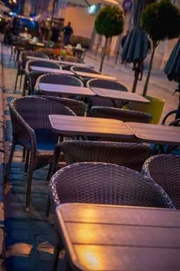 Yaz tablolar akşam sokak Cafe