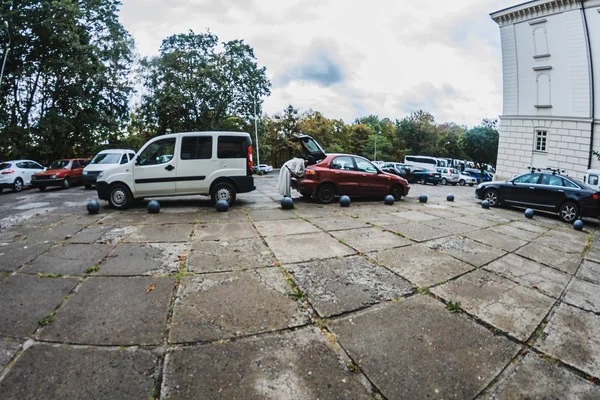 Pendeta di dalam peti mati di bagasi mobil. — Stok Foto