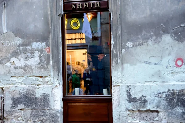 Lviv, Ucrania - 30 de septiembre de 2016: Fecha en un café. Dos personas hablando en una mesa en un café, vista desde la calle — Foto de Stock