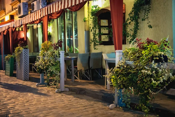 Un café de la calle decorado con plantas verdes — Foto de Stock