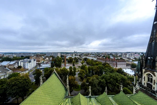 从利沃夫旧教堂的屋顶欣赏城市美景. — 图库照片