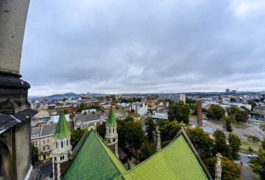 Lviv'deki eski kilisenin çatılarının yeşil spiers. Lviv'deki Aziz Olga ve Elizabeth'in Kubbe Kilisesi. İmparatoriçe Sisi onuruna 1903-1911 yılında inşa edilmiştir.