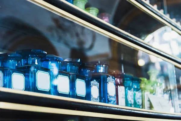 Mavi Cam Vintage İlaç Şişeleri. Sığ alan derinliği