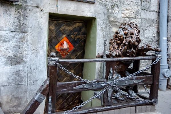 Leopoli, Ucraina - 30 settembre 2016: Scultura di un leone alla porta del caffè — Foto Stock