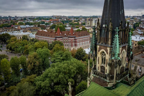 Věž katedrály Dome kostel St. Olga a Elizabeth na pozadí Lvov — Stock fotografie