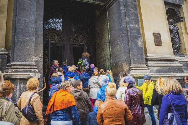 Lviv, Ucrânia - 30 de setembro de 2016: Um grupo de pessoas chega à catedral — Fotografia de Stock