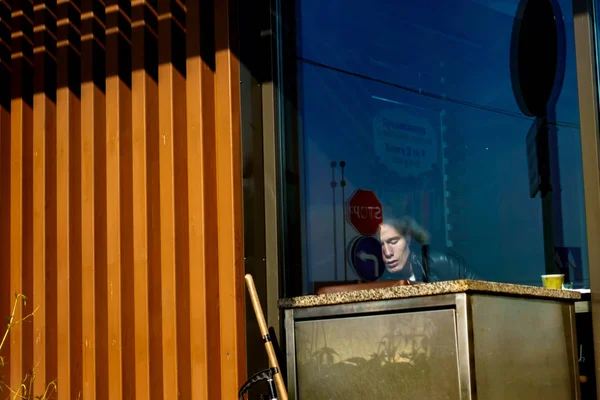 Kiev, Ukraine - 13 mai 2019 : Un homme dort dans un café McDonalds — Photo