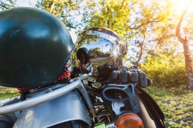 Sonbahar doğanın arka planda bir motosiklet üzerinde Retro moto kask