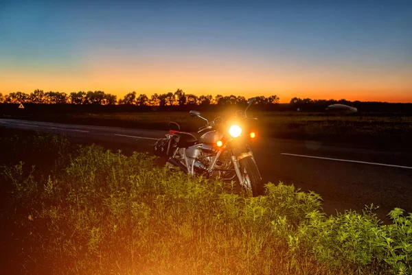 Motorkerékpár éjjel területén — Stock Fotó