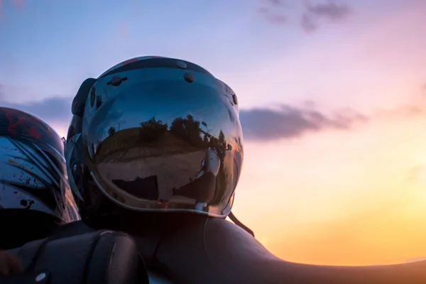 Capacete de motocicleta no fundo por do sol — Fotografia de Stock