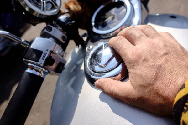 Mão sobre o tanque de combustível de uma motocicleta — Fotografia de Stock