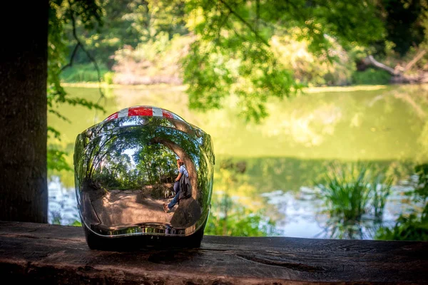 Helm auf dem Hintergrund des Sees im Park — Stockfoto