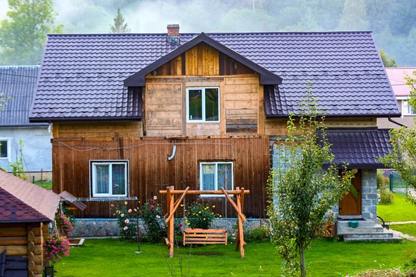 Фасад деревянного дома — стоковое фото